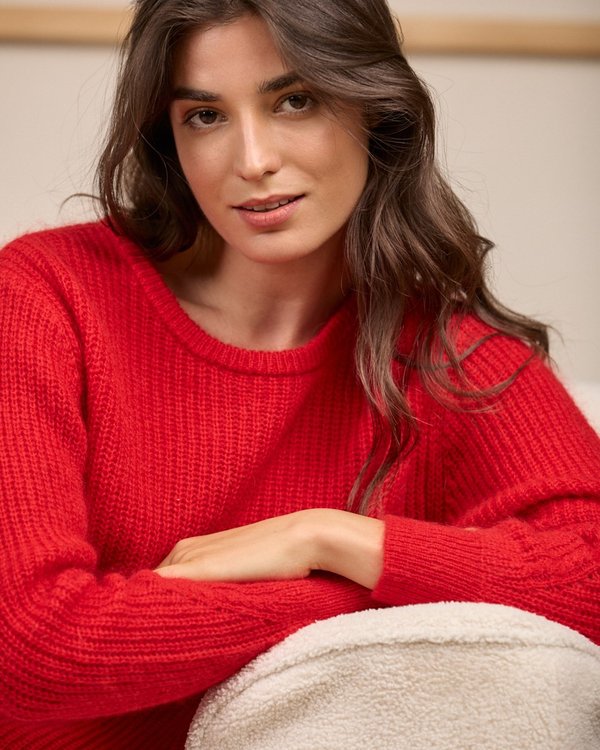 Pull aux détails ajourés rouge Pull aux détails ajourés rouge