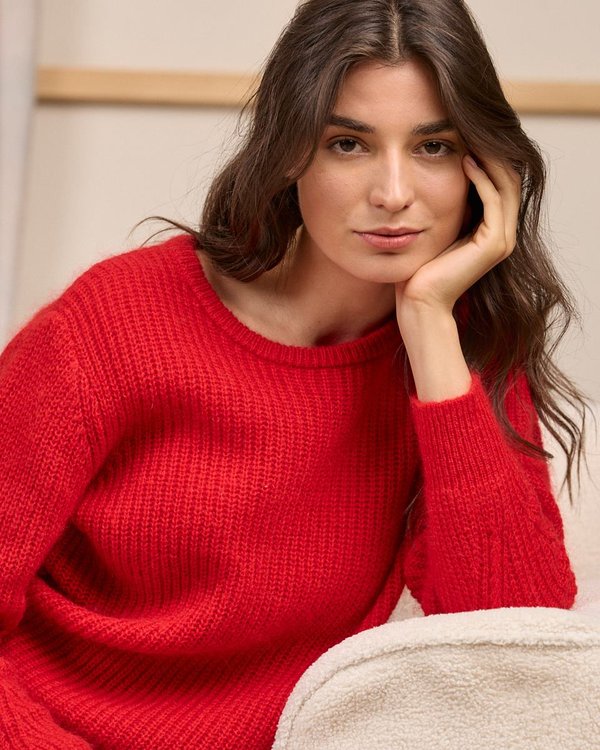 Pull aux détails ajourés rouge Pull aux détails ajourés rouge