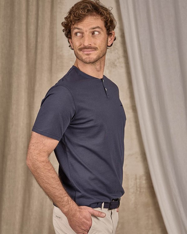 T-shirt col tunisien bleu