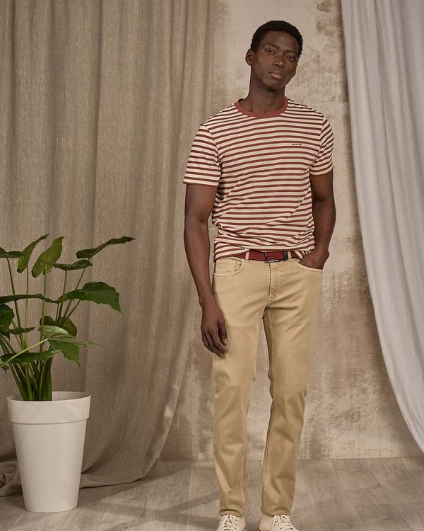 Jean coupe ajustée beige Jean coupe ajustée beige